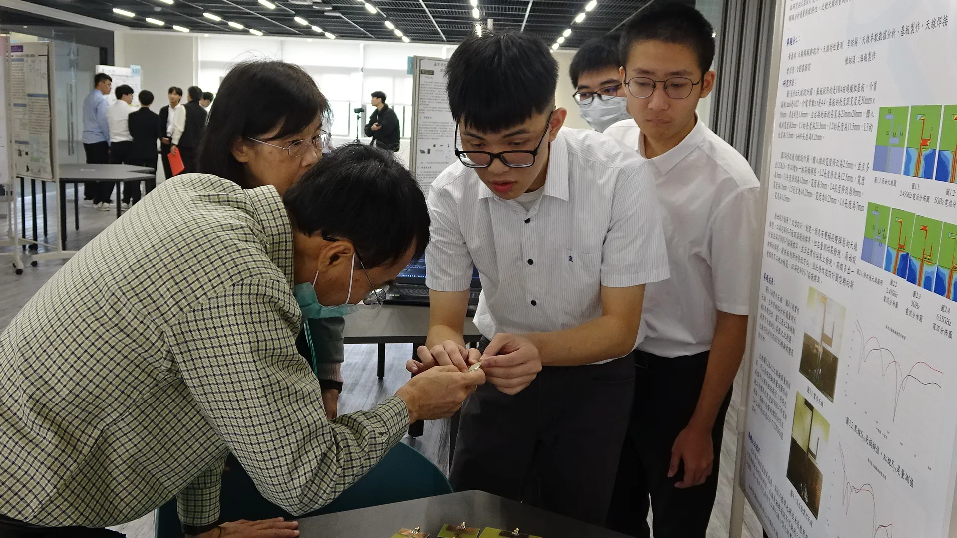 題目:應用於Wi-Fi之天線的研究
指導老師:陳立軒教授/學生:李晧煬、黃義棋、曾宗賢、陳永翰