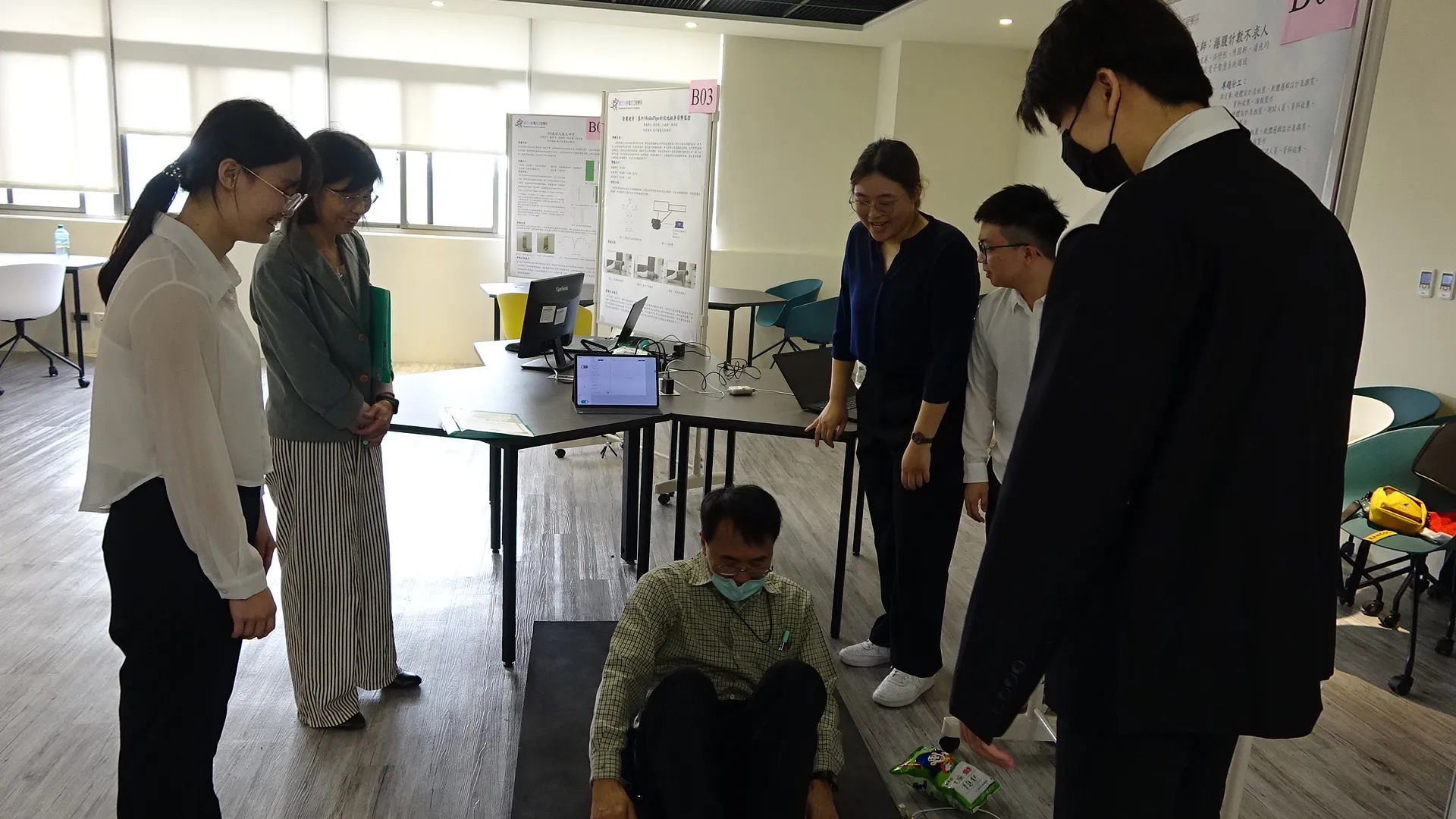 題目:腹肌大師:捲腹計數不求人
指導老師:黃克穠副教授/學生:謝宜蓁、洪伃彤、陳國軒、潘兆均